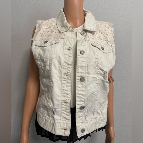 Mudd Off-White Vest with Crochet Accents - Picture 7 of 12